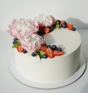 Свадебный торт с пионами и сезонными ягодами